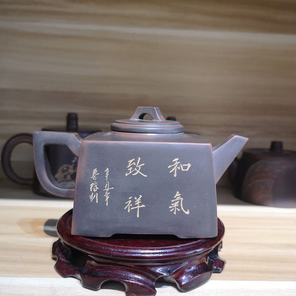 Hand Writing Chinese Poetry on Nixing Pottery Hand Clap Pot 250cc